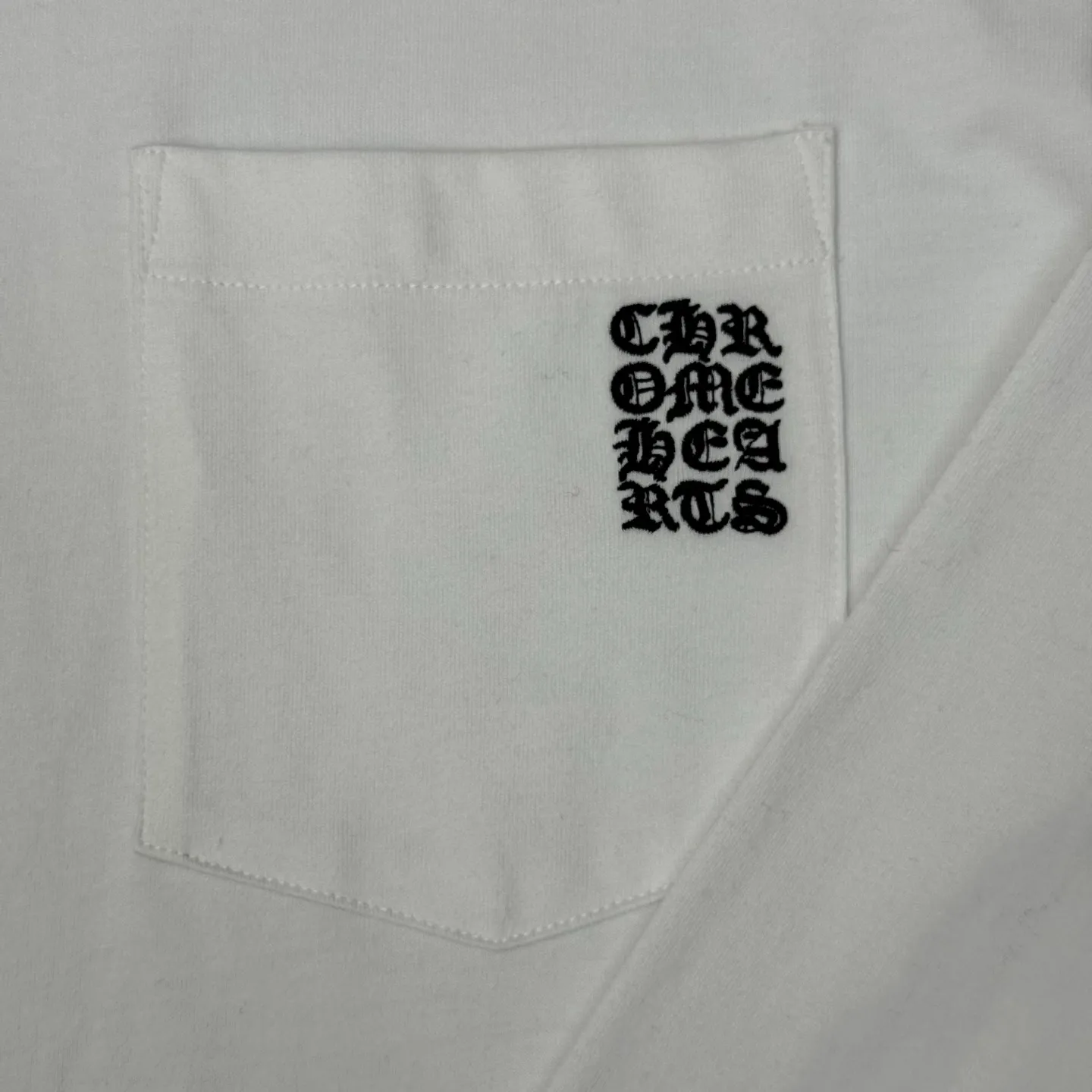P270 Chrome Heart Chrome Heart's new Sanskrit embroidered letters limited-print long-sleeved SIZE S/M/L. Selected pure cotton fabric, washed at high temperature to shape before cutting. The finished product is washed softly. It feels skin-friendly and cotton-soft, with natural drape. There are Sanskrit prints on the collar, sleeves and arms, and chest pockets on the front. It is classic and elegant. Complete with three labels, the same style for men and women.